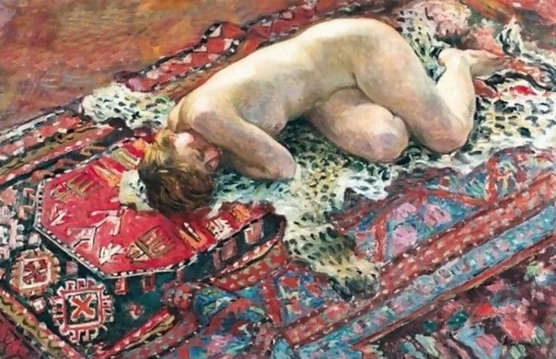 Nudo addormentata sul tappeto